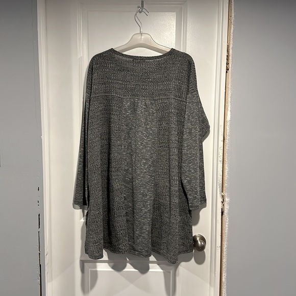 NWT- DG2, Colour block, Raglan Sleeve, Top. - Picture 10 of 11